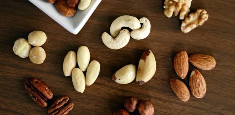 The Health Benefits of  Eating Nuts